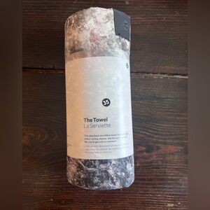 lululemon athletica Printed Microfiber Towel in Light Gray and White